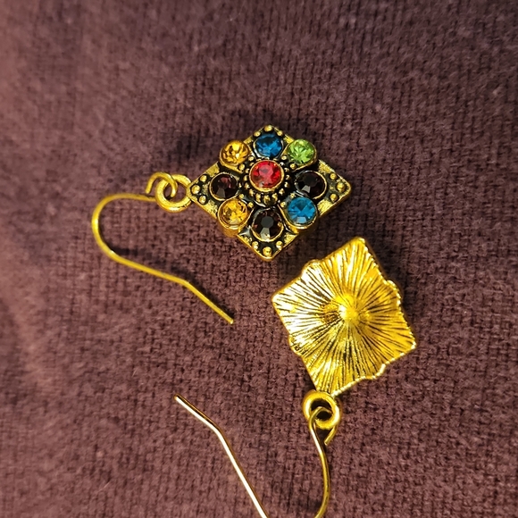 NEW Gold tone earrings with multi color crystals 💥 - Picture 3 of 3